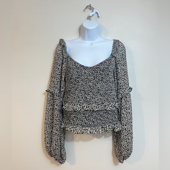 ASTR Black and White Floral Cropped Blouse Medium Feminine Long Sleeve Smocked - Picture 1 of 6